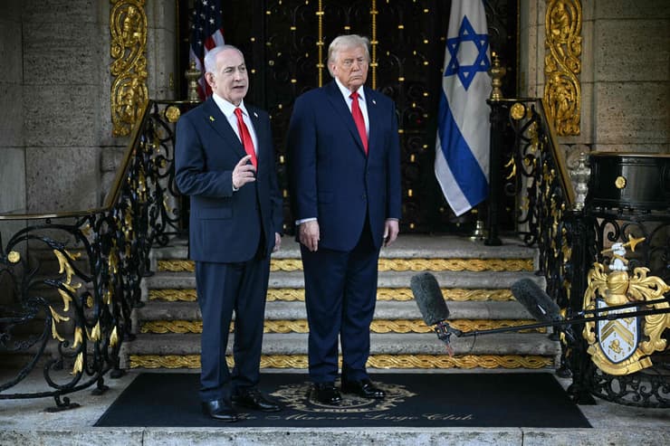 רה"מ בנימין נתניהו ונשיא ארה"ב דונלד טראמפ בפגישתם במאר-א-לאגו (צילום: Jim WATSON / AFP) רה"מ בנימין נתניהו ונשיא ארה"ב דונלד טראמפ בפגישתם במאר-א-לאגו