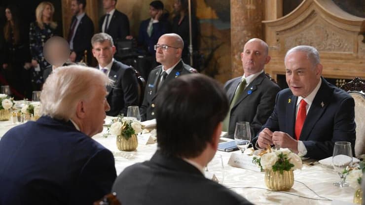 היו מי שמילאו את החסר. נתניהו ולצידו גיל רייך, רומן גופמן ומייקל אייזנברג (צילום: עמוס בן גרשום/ לע״מ) רה"מ בנימין נתניהו ונשיא ארה"ב דונלד טראמפ בפגישתם במאר-א-לאגו