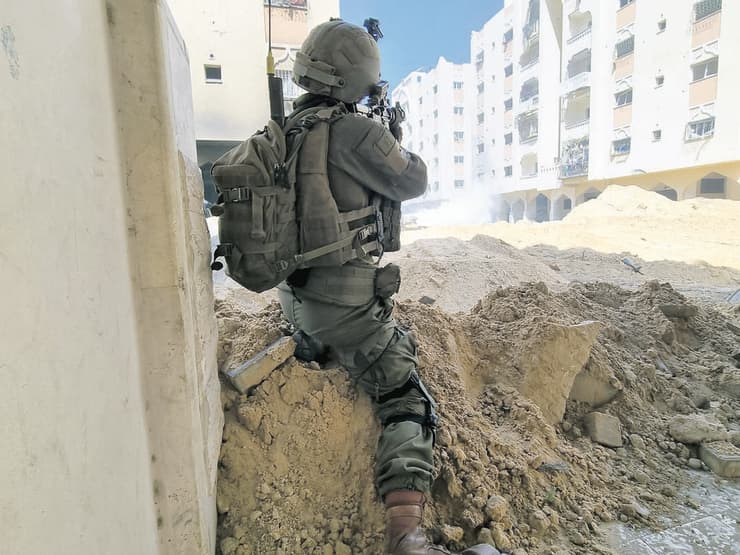 מגלן פועלים בשכונת חמד בחאן־יונס, 2024 (צילום: יואב קרן) מגלן פועלים בשכונת חמד בחאן־יונס, 2024