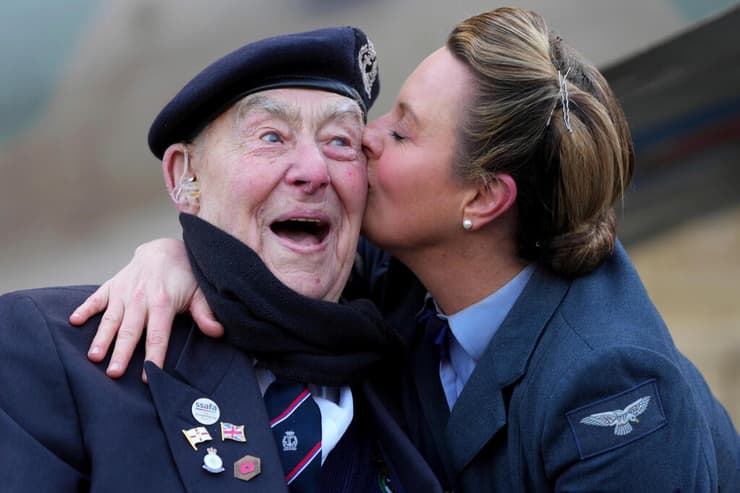 הנרי רייס, ותיק נורמנדי בן 98, מקבל נשיקה מקייטי אשבי, מייסדת והסולנית הראשית של להקת D-Day Darlings, עם פתיחת ספירת 80 הימים לקראת יום הניצחון באירופה (VE Day 80) ביוזמת SSAFA – עמותת הכוחות המזוינים הוותיקה ביותר בבריטניה – באולם רויאל אלברט הול בלונדון, 17 בפברואר 2025.