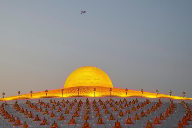 בני העם הילידי איימרה נזירים בודהיסטים תאילנדים מתפללים כשהם מתכנסים במקדש ואט דהמקאיה להשתתפות בטקסי יום מקהא בוצ’ה, במחוז פתום תאני, תאילנד, 12 בפברואר 2025.את ידיהם כדי לקלוט את קרני השמש הראשונות במסגרת חגיגות ראש השנה האנדי 5533, המציין את יום ההיפוך החורפי בחצי הכדור הדרומי, באל אלטו, בוליביה, 21 ביוני 2025.