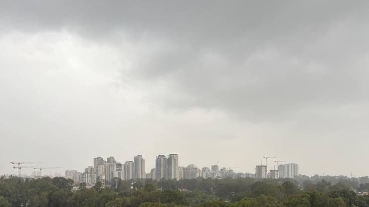 עננות כבדה בבאר יעקב (צילום: תם לייטנר) עננות כבדה בבאר יעקב