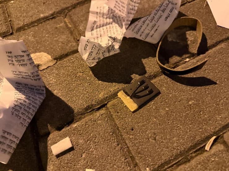 תפילין וסידורים שהושחתו מחוץ לבית הכנסת בגבעתיים