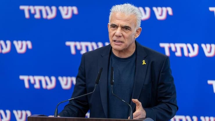 יאיר לפיד בישיבת סיעה יש עתיד