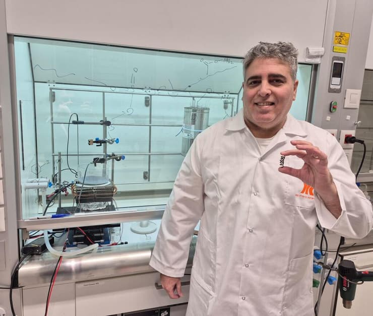 פרופ' יוסי ויצמן עם פולימר במעבדה