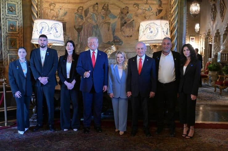 ראש הממשלה בנימין נתניהו ורעייתו שרה נתניהו יחד עם נשיא ארה״ב דונלד טראמפ במפגש עם משפחתו של החלל החטוף, רס״ר רן גואילי ז״ל.