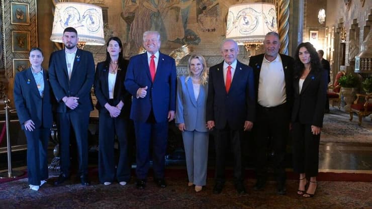 ראש הממשלה בנימין נתניהו ורעייתו שרה נתניהו יחד עם נשיא ארה״ב דונלד טראמפ במפגש עם משפחתו של החלל החטוף, רס״ר רן גואילי ז״ל.