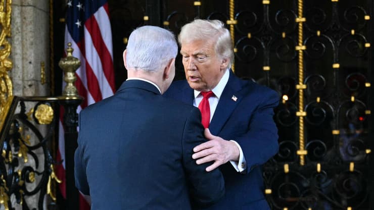 להשפיע על דעת הקהל השמרנית. טראמפ ונתניהו במאר א לאגו, דצמבר 25' (צילום: Jim WATSON / AFP) רה"מ בנימין נתניהו ונשיא ארה"ב דונלד טראמפ בפגישתם במאר-א-לאגו
