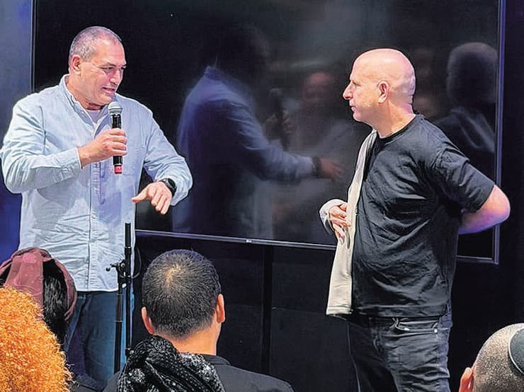 חנוך דאום והרמטכ"ל אייל זמיר בהופעה בפני אלופי המטכ"ל חנוך דאום והרמטכ"ל אייל זמיר בהופעה בפני אלופי המטכ"ל