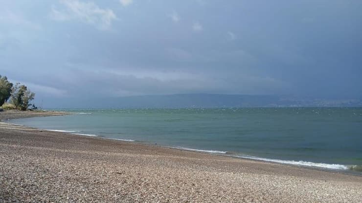 חוף סוסיתא (צילום: אייל מולגן, איגוד ערים כינרת) גשם בחוף סוסיתא