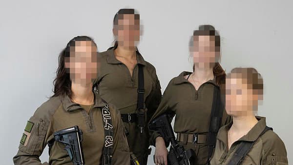 לוחמות ביחידות מובחרות