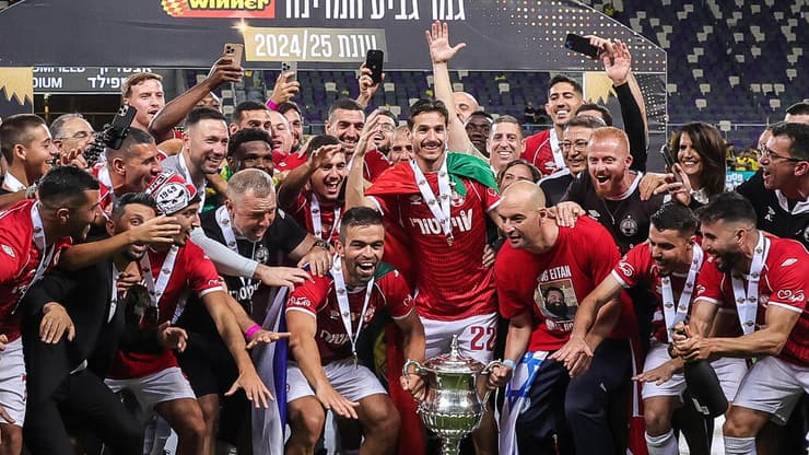 במפגש היחיד על טהרת ליגת העל. שחקני באר-שבע חוגגים את הזכייה בגביע בעונה שעברה (צילום: עוז מועלם) יאיר הורן, שורד השבי, הניף את גביע המדינה לצד קבוצתו האהודה הפועל באר-שבע, ווינר שוט