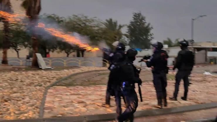 שוטרים יורים רימוני הלם במסגרת הפעילות בתראבין פעילות המשטרה בתראבין