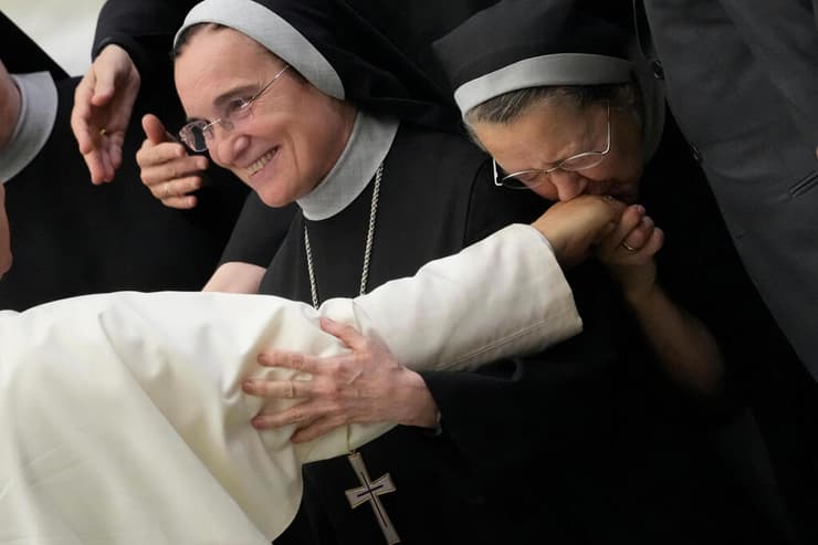 נזירה מנשקת את ידו של האפיפיור לאו ה-14 במהלך הקהל הכללי השבועי שלו, בוותיקן, 20 באוגוסט 2025.