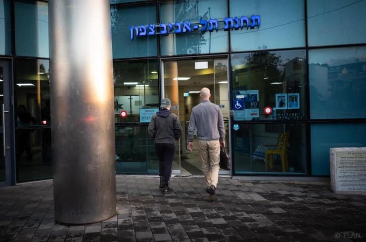 שני גברים לבושים בבגדים אזרחיים  הגיעו לביתה של עדי ישראלי הזדהו כשוטרים ומסרו לה הזמנה לסור למשטרה בעניין תשאול