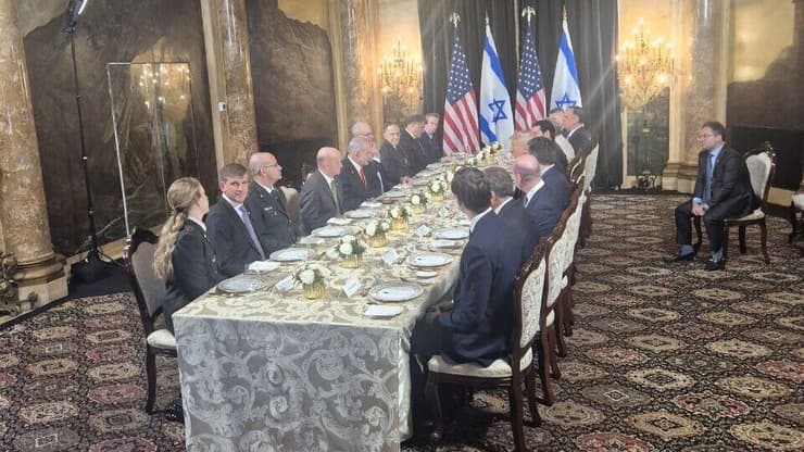 רה"מ בנימין נתניהו ונשיא ארה"ב דונלד טראמפ בפגישתם במאר-א-לאגו