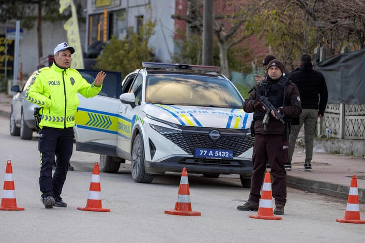 טורקיה מבצע מעצרים נגד דאעש פשיטה על בית ב יאלובה