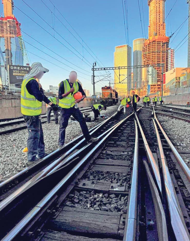 עובדי הרכבת מבצעים עבודות לתיקון התקלה
