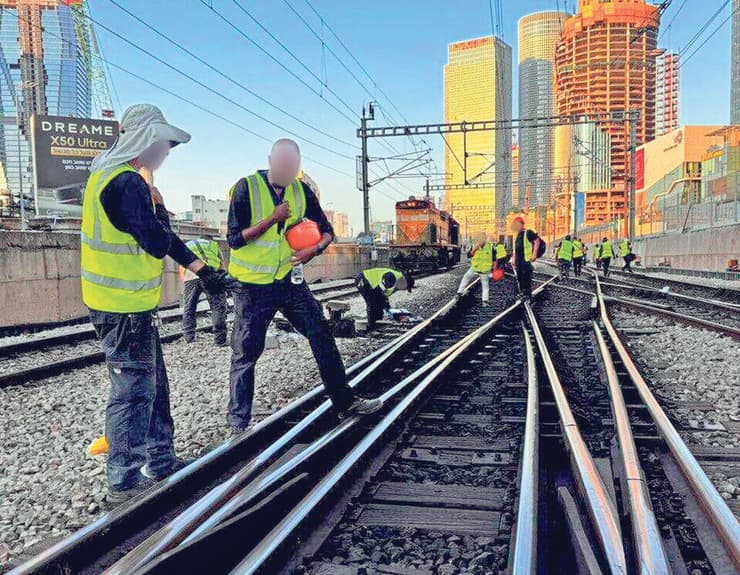 עובדי הרכבת מבצעים עבודות לתיקון התקלה
