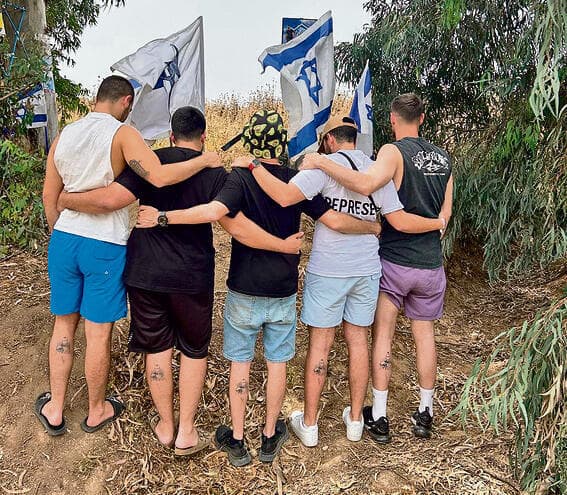 מציגים את הקעקוע המשותף לזכרו. חבריו של רני בנקודה האחרונה בה נצפה