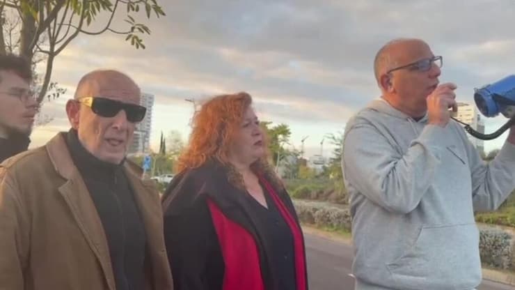 לירן עצמור, אסתי זקהיים ואורי ברבש בהפגנה מול ביתו של שר התרבות, מיקי זוהר