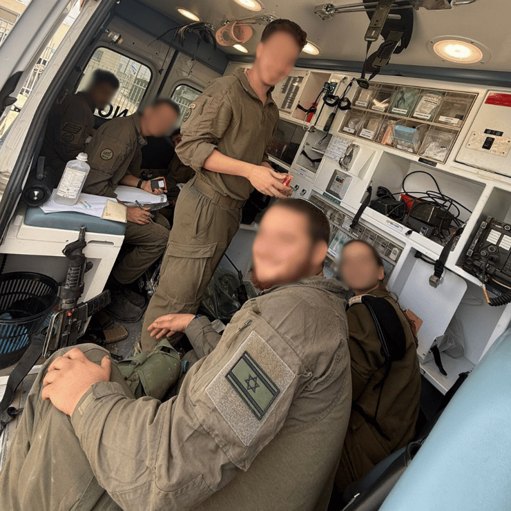 הפכו לחברים טובים. רב"ט ג' (מלפנים) וסמל ל' יחד עם הצוות הרפואי (צילום: דובר צה"ל) דובר צה"ל פצועים עזה סמל ל' רב"ט ג' - איכות טובה