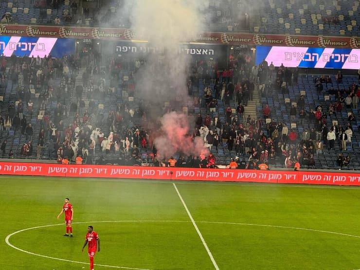 אוהדי הפועל חיפה שורפים שלט במשחק מול בני סכנין