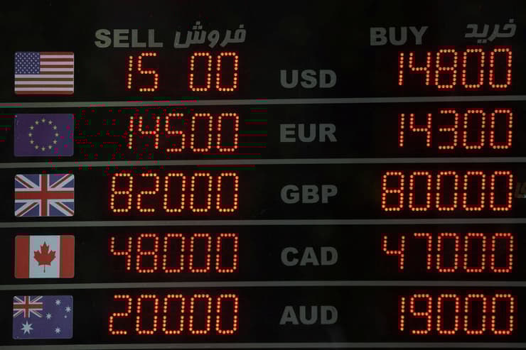 שערי חליפין בדוכנים בטהרן, ארכיון (צילום: Majid Asgaripour/WANA (West Asia News Agency) via REUTERS ) טהרן איראן