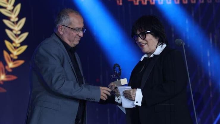 שמעון אלקבץ מעניק את הפרס לשולה שפיגל בטקס פרסי הקולנוע הממלכתי