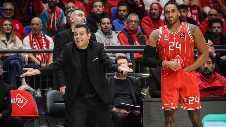 נוקאאוט ממאסיוליס. איטודיס (צילום: עוז מועלם) וויינרייט ואיטודיס