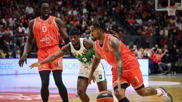 ג'ונס מול סילבן פרנסיסקו (צילום: עוז מועלם) ג'ונס מול סילבן פרנסיסקו