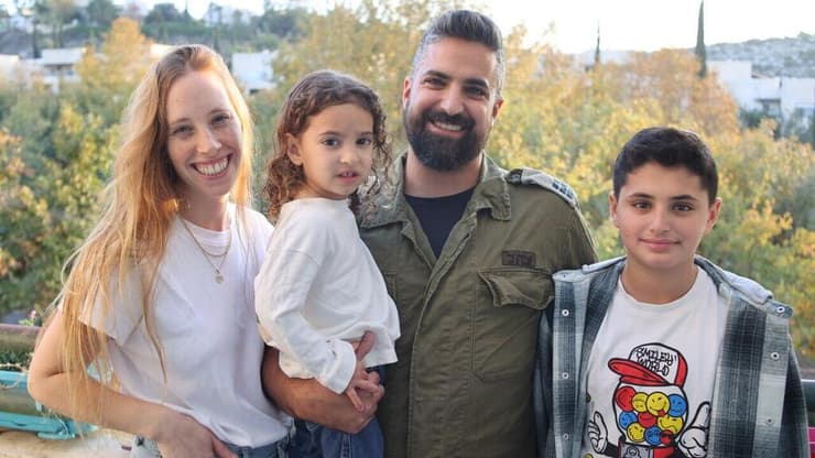 משפחת אליאסף - נגה ותומר בעלה המילואימניק, וילדיהם - עוז ומעיין