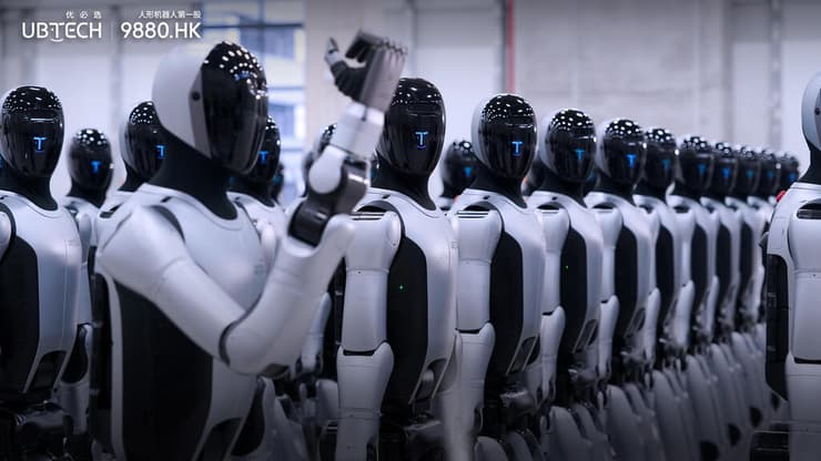 הרובוטים של UBTech. מה יקרה אם תהיה טעות? (רשתות חברתיות) צבא הרובוטים של חברת UBTech