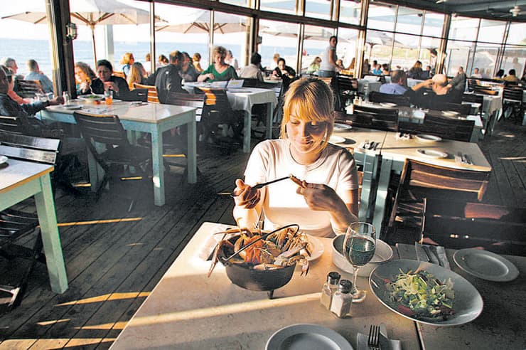 פירות ים בסיר ברזל שחור במסעדת מאנטה ריי