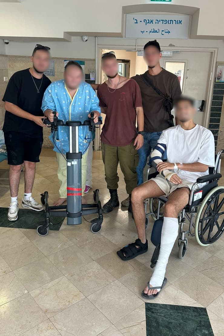 תקופה לא פשוטה. סמל ל' מימין, ורב"ט ג' משמאל במחלקת השיקום (צילום: דובר צה"ל) דובר צה"ל פצועים עזה סמל ל' רב"ט ג' - איכות טובה