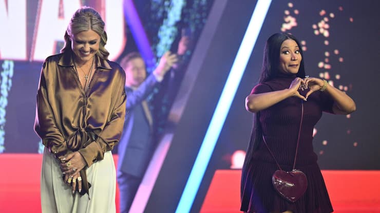 אריקה קירק וניקי מינאז'  Turning Point USA