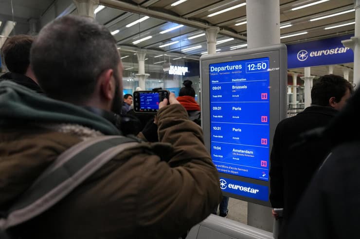 תחנת רכבת ב לונדון בריטניה בצל שיבושי ענק בשירות יורוסטאר ב מנהרת התעלה