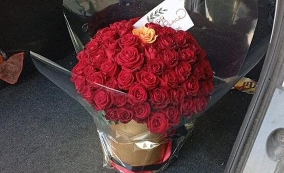 תמונת זר הפרחים שנשלח כביכול למדען גרעין ישראלי בכיר והונח במכוניתו (צילום: קבוצת ההאקרים האיראנית "חנדלה") תמונת זר הפרחים שנשלח כביכול למדען גרעין ישראלי בכיר והונח במכוניתו