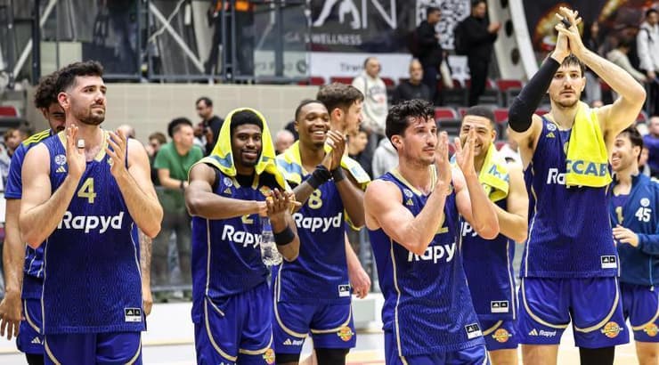 שחקני מכבי תל אביב חוגגים בסיום