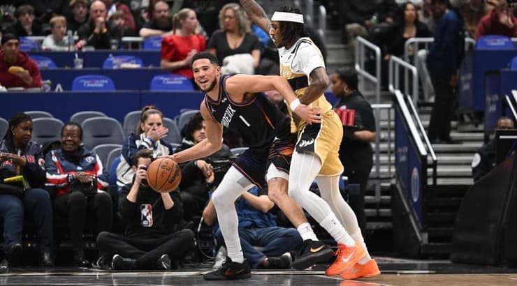 דווין בוקר עם הכדור