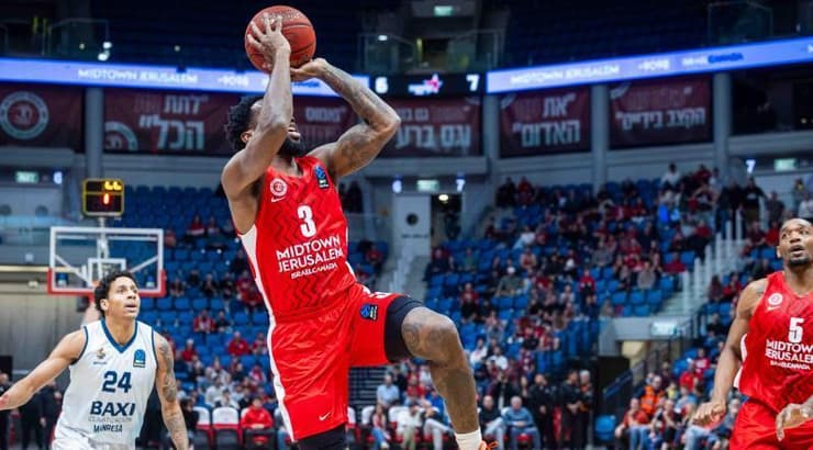 קאדין קרינגטון קופץ לזרוק