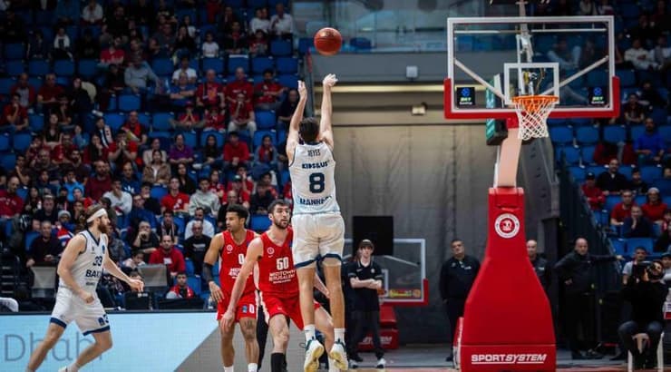 אלכס רייס מרים שלשה