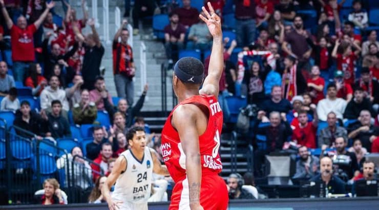 קאסיוס ווינסטון חוגג שלשה