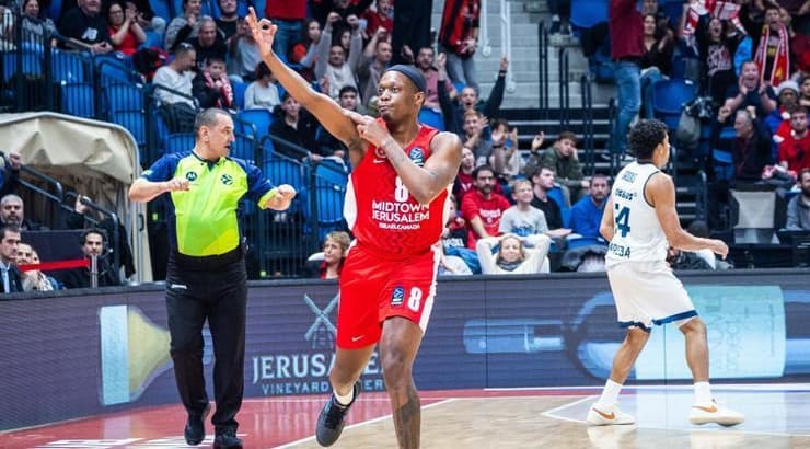 קאסיוס ווינסטון חוגג אחרי שצלף שלשה