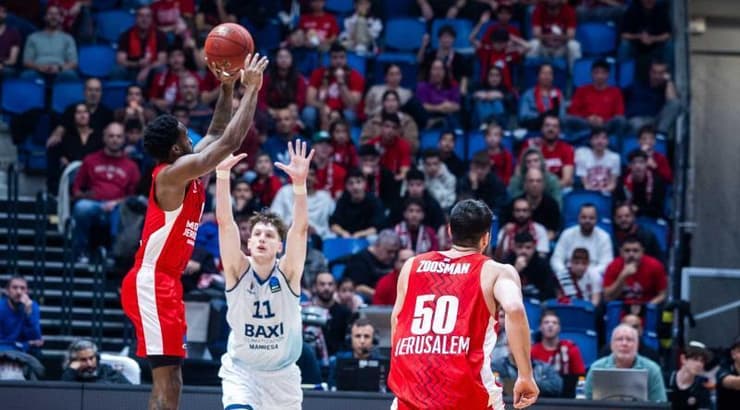 קאדין קרינגטון זורק