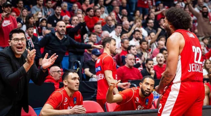 אנתוני לאמב מאושר