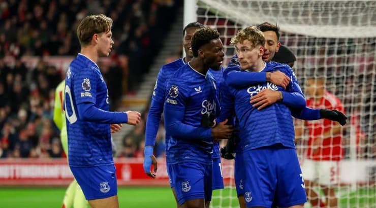 שחקני אברטון חוגגים (IMAGO) שחקני אברטון חוגגים