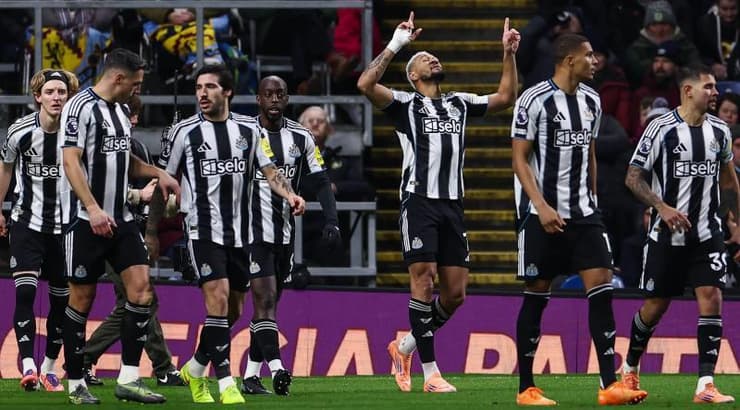 שחקני ניוקאסל מאושרים (IMAGO) שחקני ניוקאסל מאושרים