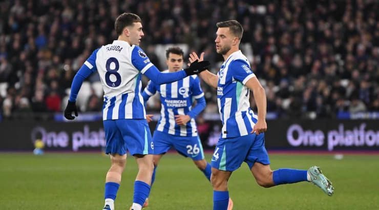 שחקני ברייטון מרוצים (IMAGO) שחקני ברייטון מרוצים