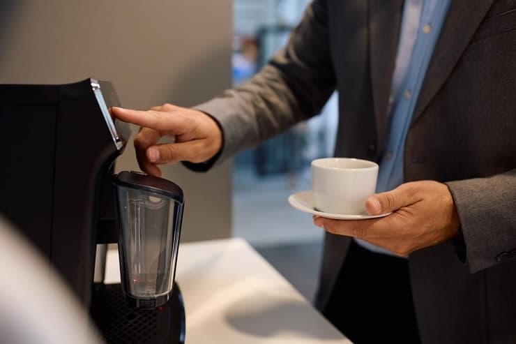 פינת קפה במשרד. "קשה מאוד לשמור על כללי הכשרות במטבח משרדי קטן" (צילום: Drazen Zigic / Shutterstock) פינת קפה במשרד